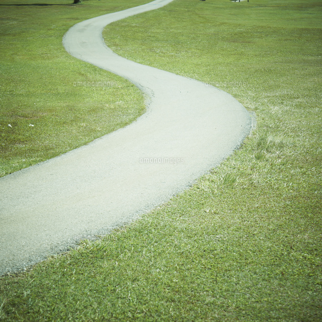 芝生と小道 の写真素材 イラスト素材 アマナイメージズ