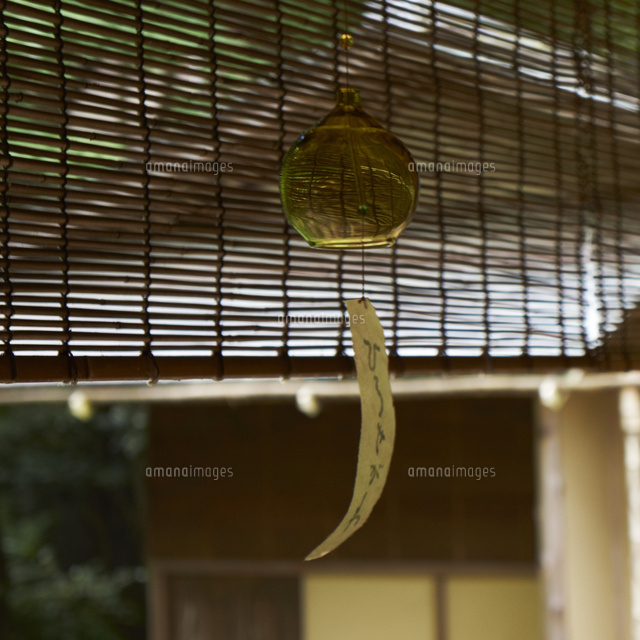 簾と風鈴 の写真素材 イラスト素材 アマナイメージズ