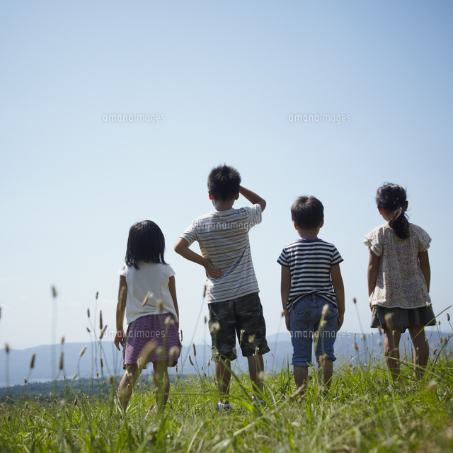 遠くを眺める4人の子供達の後姿 の写真素材 イラスト素材 アマナイメージズ