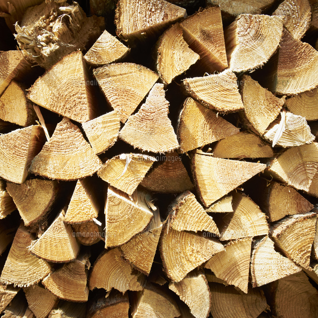積んだ薪 の写真素材 イラスト素材 アマナイメージズ