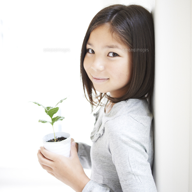 鉢植えを持つ女の子 の写真素材 イラスト素材 アマナイメージズ