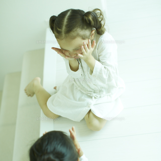 頬に手をあてる2人の子供 11070010737 の写真素材 イラスト素材 アマナイメージズ