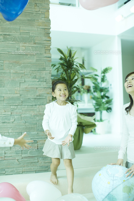 風船で遊ぶ女の子と母親 の写真素材 イラスト素材 アマナイメージズ