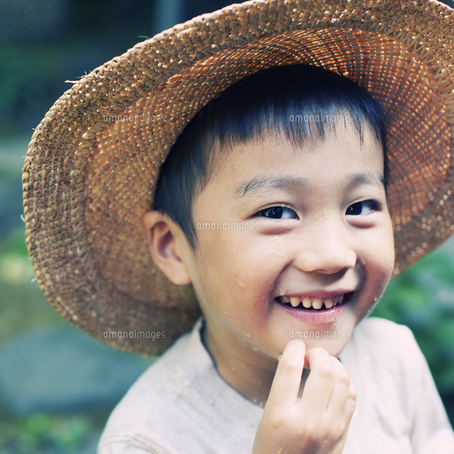 麦わら帽子を被った男の子 の写真素材 イラスト素材 アマナイメージズ