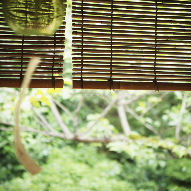 簾と風鈴 の写真素材 イラスト素材 アマナイメージズ