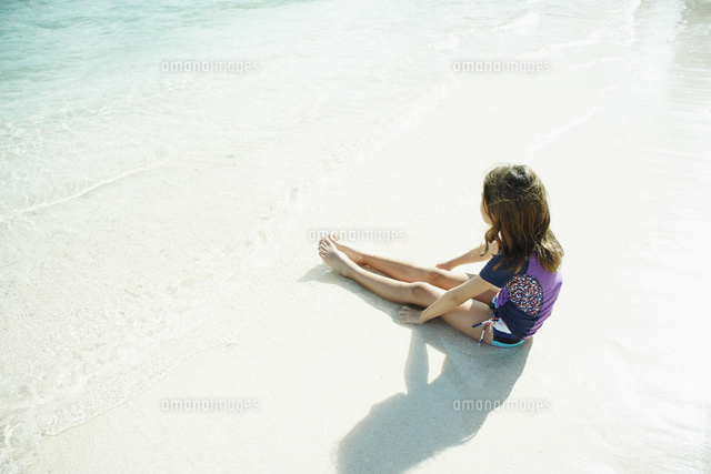 砂浜に座る女の子 の写真素材 イラスト素材 アマナイメージズ