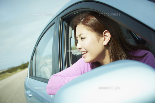 車の窓から外を眺める女性 の写真素材 イラスト素材 アマナイメージズ