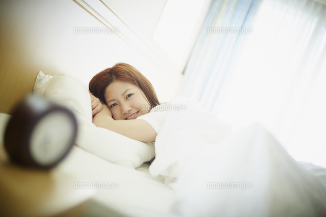 横たわるベッド画像: 女性 ベッド 横たわる : 美女が横たわる – MFNAJR