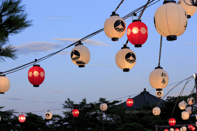 松島流灯会海の盆の提灯 宮城県 の写真素材 イラスト素材 アマナイメージズ