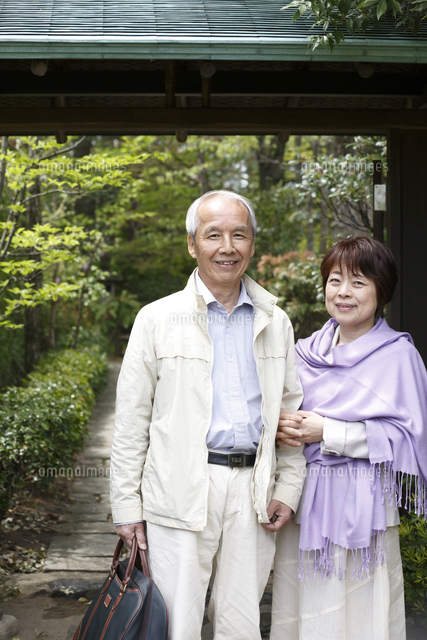 旅行カバンを持ったシニア夫婦 の写真素材 イラスト素材 アマナイメージズ