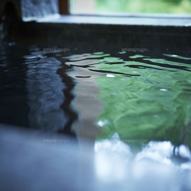 湯船のお湯 の写真素材 イラスト素材 アマナイメージズ
