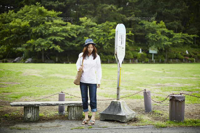 バス停でバスを待つ女性 の写真素材 イラスト素材 アマナイメージズ
