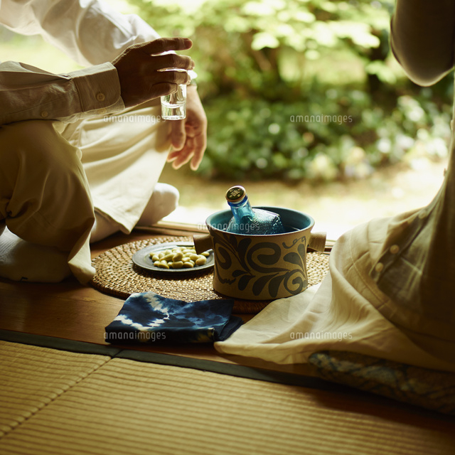 縁側でお酒を楽しむシニア夫婦 の写真素材 イラスト素材 アマナイメージズ