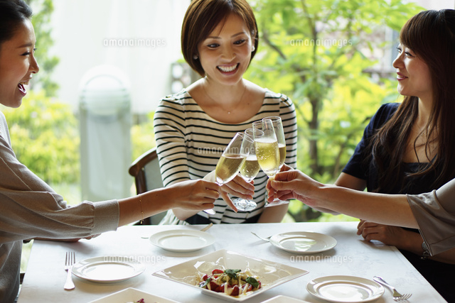 レストランで女子会をする女性達 の写真素材 イラスト素材 アマナイメージズ