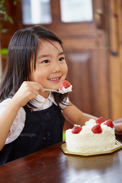 ケーキを食べる女の子 の写真素材 イラスト素材 アマナイメージズ