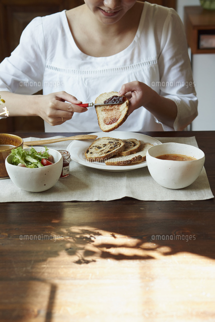 朝食を食べる女性 の写真素材 イラスト素材 アマナイメージズ