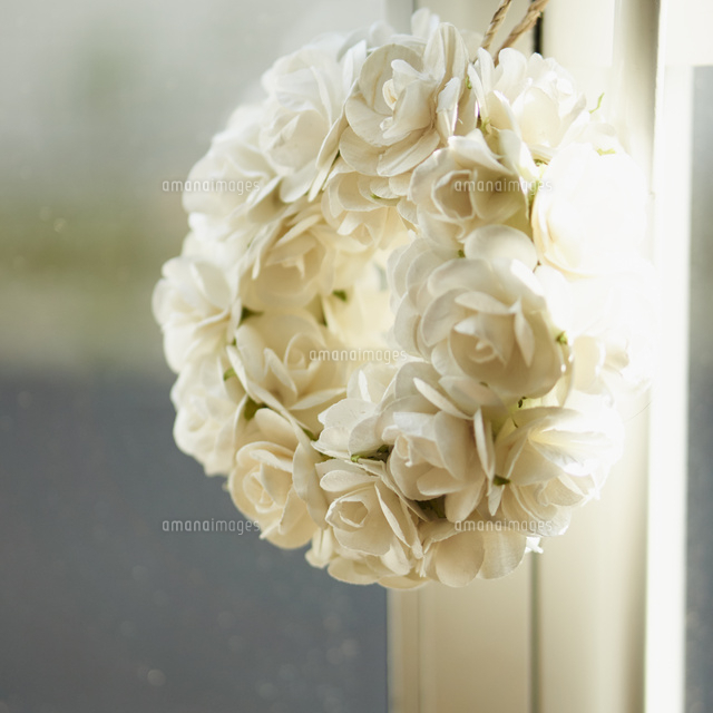 白い花のリース の写真素材 イラスト素材 アマナイメージズ