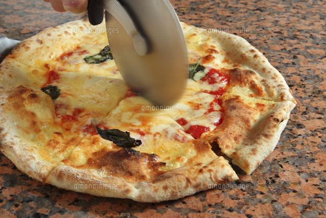 ピザカッターで切り分けるピザ の写真素材 イラスト素材 アマナイメージズ ピザカッターで切り分けるピザ の写真素材 イラスト素材 アマナイメージズ