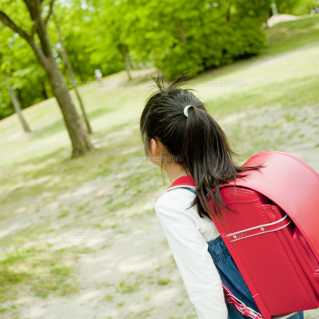 小学生の女の子の後ろ姿 の写真素材 イラスト素材 アマナイメージズ