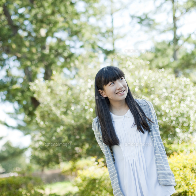 笑顔の10代女性 の写真素材 イラスト素材 アマナイメージズ