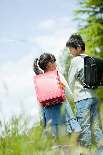 小学生の男の子と女の子の後ろ姿 の写真素材 イラスト素材 アマナイメージズ