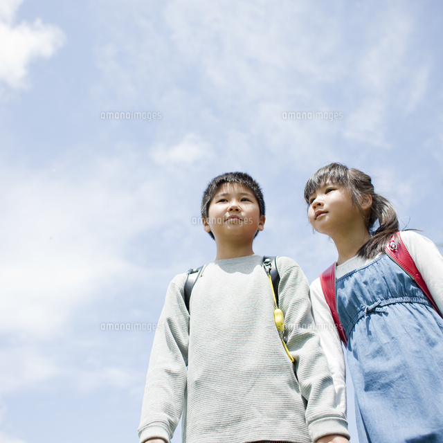 青空と小学生の男の子と女の子 の写真素材 イラスト素材 アマナイメージズ