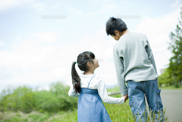 手をつなぐ男の子と女の子の後ろ姿 の写真素材 イラスト素材 アマナイメージズ