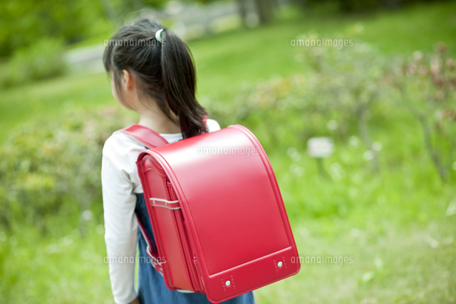 小学生の女の子の後ろ姿 の写真素材 イラスト素材 アマナイメージズ