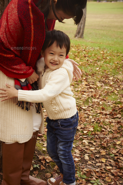 母親に抱きつく男の子 の写真素材 イラスト素材 アマナイメージズ