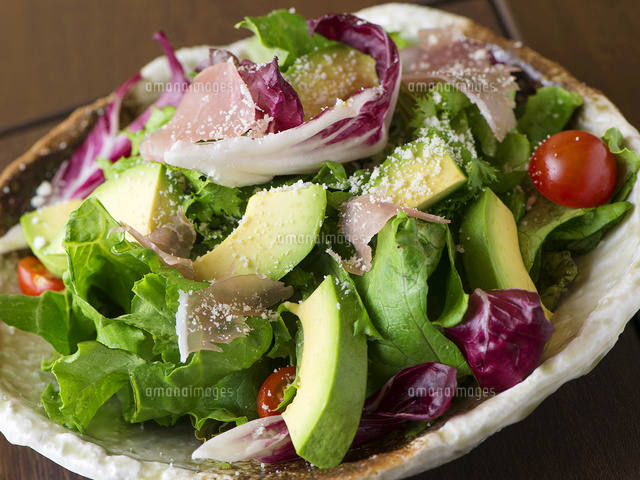 生ハムとアボカドのサラダ の写真素材 イラスト素材 アマナイメージズ