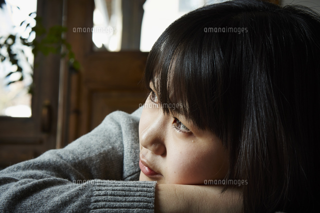 腕枕をする女子学生 の写真素材 イラスト素材 アマナイメージズ