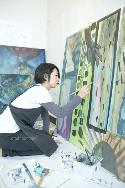 絵を描く女性 の写真素材 イラスト素材 アマナイメージズ