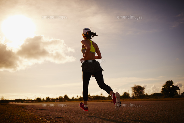 ランニングをする女性 の写真素材 イラスト素材 アマナイメージズ
