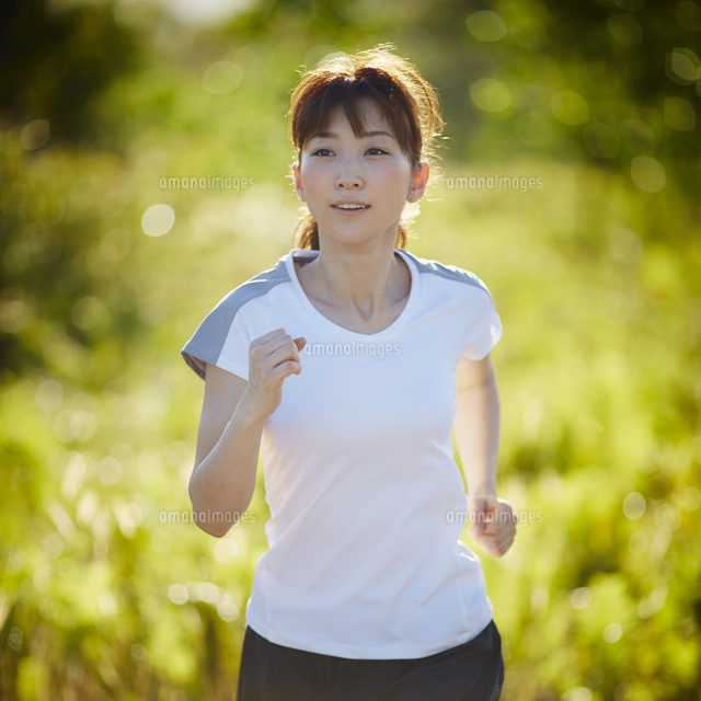 ランニングをする女性 の写真素材 イラスト素材 アマナイメージズ ランニングをする女性 の写真素材 イラスト素材 アマナイメージズ