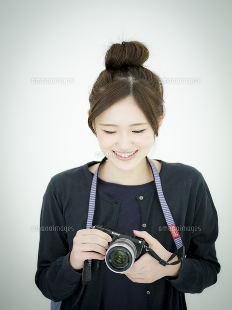 カメラを持つ女性 の写真素材 イラスト素材 アマナイメージズ