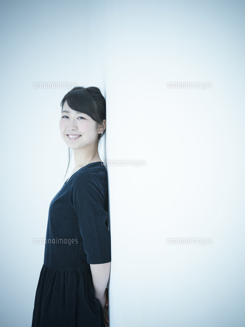 壁に寄りかかる女性 の写真素材 イラスト素材 アマナイメージズ 壁に寄りかかる女性 の写真素材 イラスト素材 アマナイメージズ