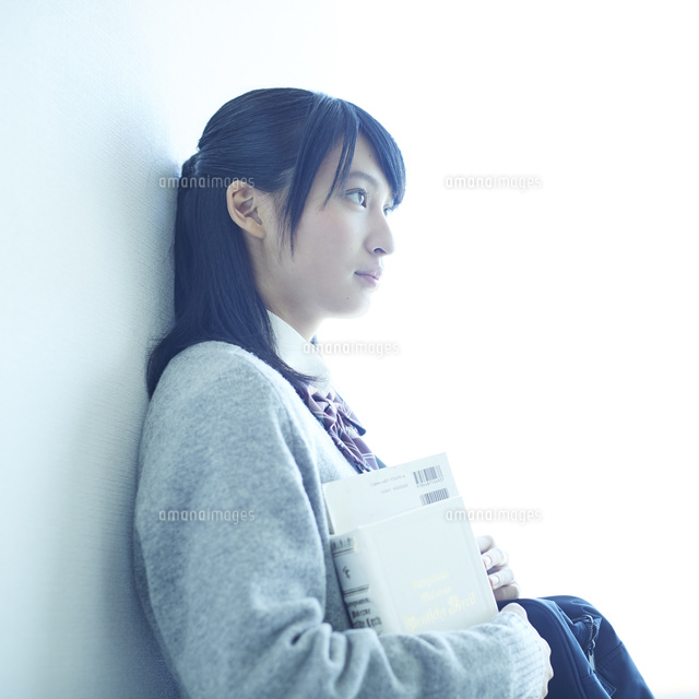 壁に寄りかかる女子学生の横顔 の写真素材 イラスト素材 アマナイメージズ 壁に寄りかかる女子学生の横顔 の写真素材 イラスト素材 アマナイメージズ