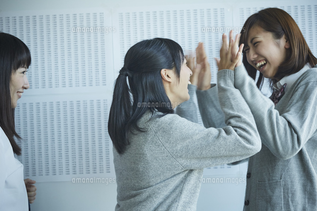 合格発表で喜ぶ女子学生 の写真素材 イラスト素材 アマナイメージズ