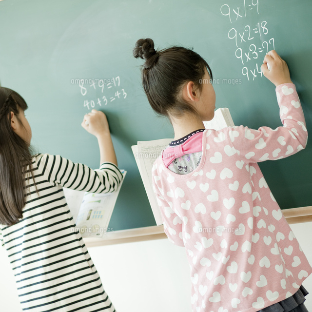 黒板で算数の問題を解く小学生の女の子2人 の写真素材 イラスト素材 アマナイメージズ