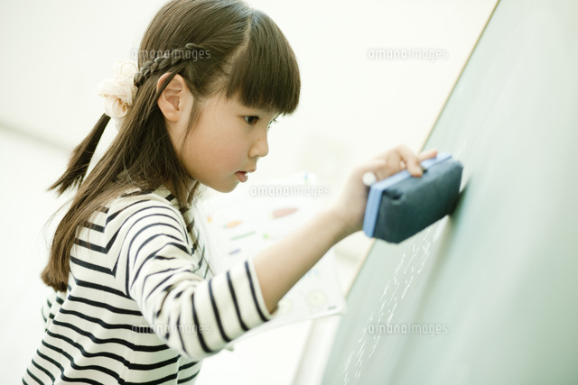 黒板消しを使う小学生の女の子 の写真素材 イラスト素材 アマナイメージズ