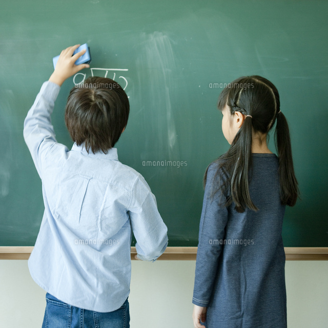 黒板で算数の問題を解く小学生の男の子と女の子 の写真素材 イラスト素材 アマナイメージズ
