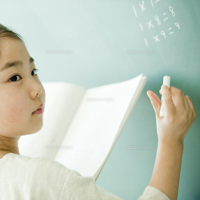 黒板で算数の問題を解く小学生の女の子 の写真素材 イラスト素材 アマナイメージズ