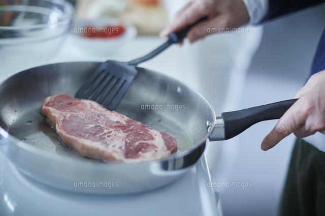 フライパンで焼くステーキ 11070019706 の写真素材 イラスト素材 アマナイメージズ