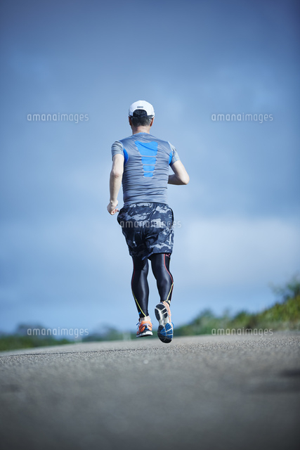 ランニングをするミドル男性 の写真素材 イラスト素材 アマナイメージズ