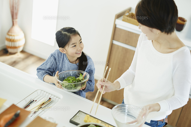料理をする母親と女の子 の写真素材 イラスト素材 アマナイメージズ