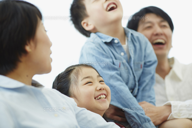 家族と一緒に笑う女の子 の写真素材 イラスト素材 アマナイメージズ