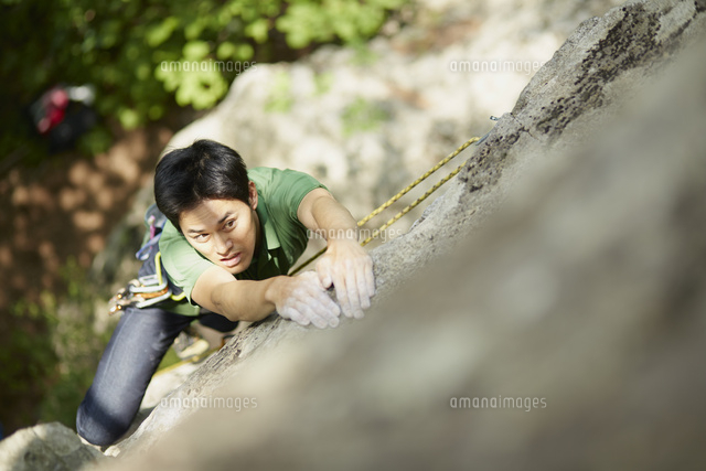 ロッククライミングをする男性 の写真素材 イラスト素材 アマナイメージズ