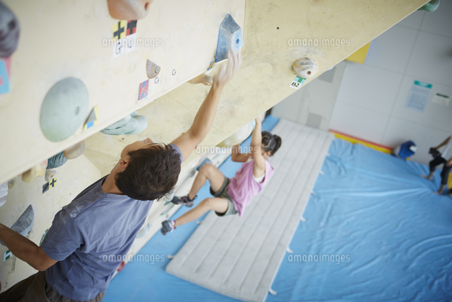 ボルダリングをする女の子と父親 の写真素材 イラスト素材 アマナイメージズ