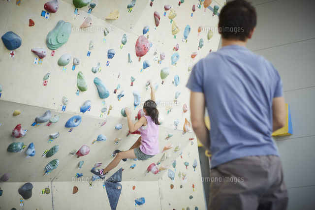 ボルダリングをする女の子と見守る父親 の写真素材 イラスト素材 アマナイメージズ