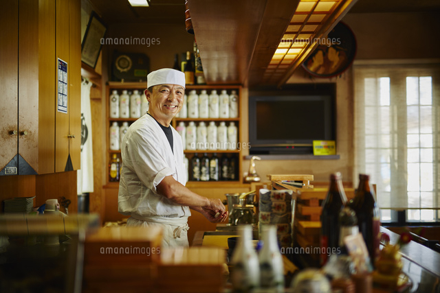 笑顔の寿司職人 の写真素材 イラスト素材 アマナイメージズ